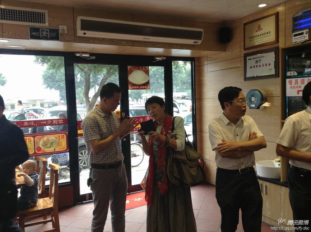 中共福州市委组织部副部长郭荣贵、台江区委组织部部长陈高英陪同下莅临福州尚干餐饮管理公司宝龙店调研